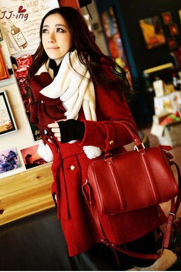 富有节日气息的红色呢子大衣看起来清纯甜美,高品质皮革挎包唯美可人
