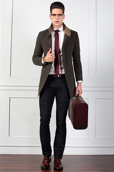 棕色风衣与格子西裤走的是英伦风格路线，有些些复古风格。
