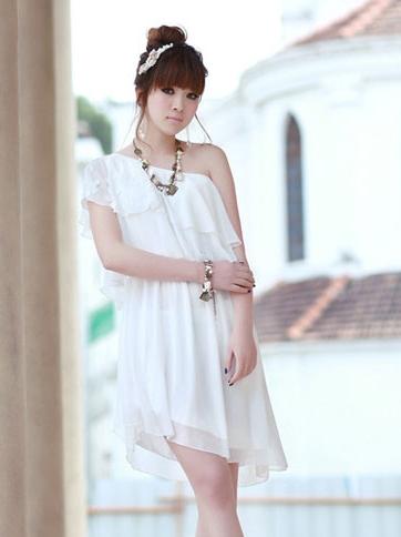 白色连衣裙浪漫的及踝雪纺连衣裙，轻盈飘逸的的姿态