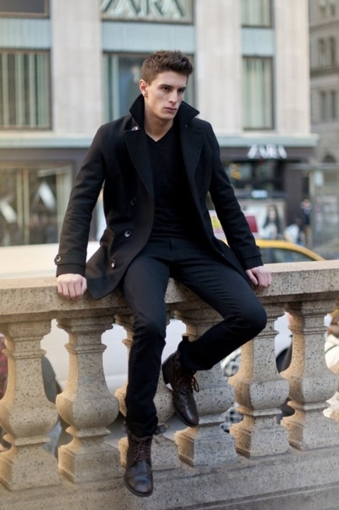 一袭黑色总是男人们的终极选择，黑色大衣+黑色V领毛衣+黑色修身长裤