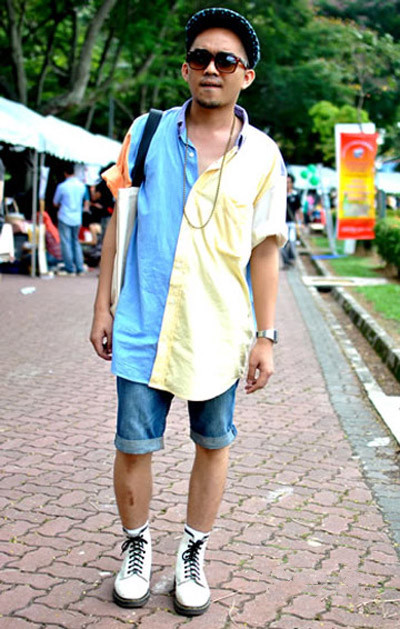 宽宽大大的双色拼接短袖与牛仔短裤让人无比舒服