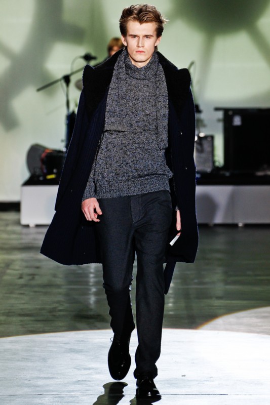 2014年冬季男装黑色长款外套搭配灰色毛衣