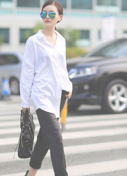 长款白色衬衫搭配黑色休闲裤